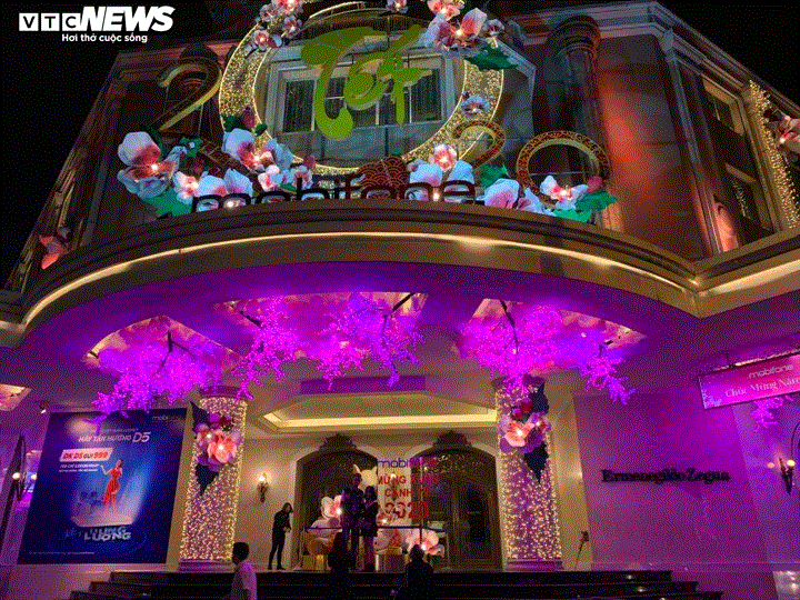 TRỰC TIẾP: Người dân đổ về điểm bắn pháo hoa đón Giao thừa năm mới Canh Tý - 24