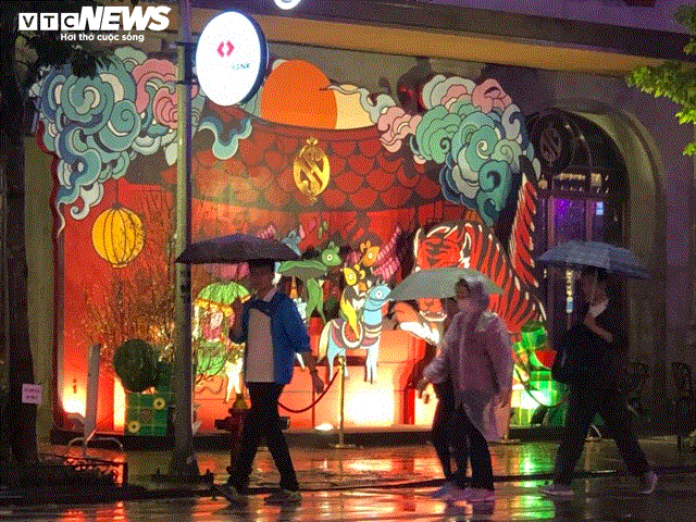 TRỰC TIẾP: Người dân đổ về điểm bắn pháo hoa đón Giao thừa năm mới Canh Tý - 23