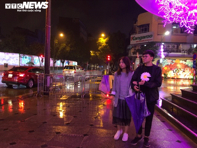 TRỰC TIẾP: Người dân đổ về điểm bắn pháo hoa đón Giao thừa năm mới Canh Tý - 21