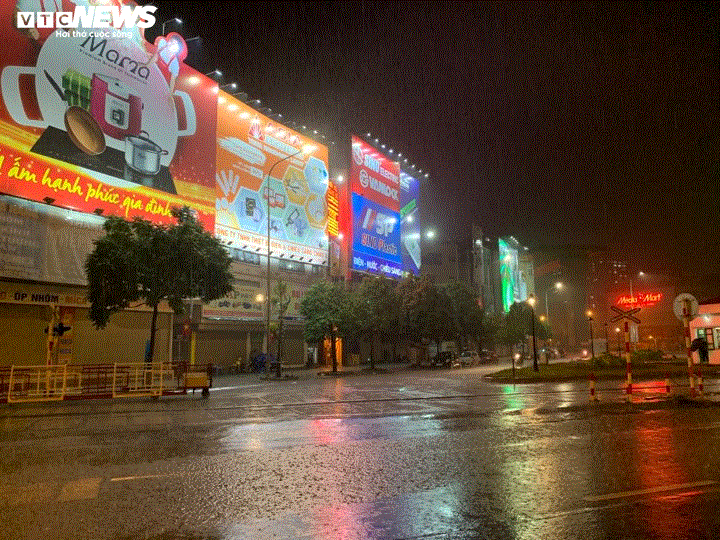 TRỰC TIẾP: Người dân đổ về điểm bắn pháo hoa đón Giao thừa năm mới Canh Tý - 26