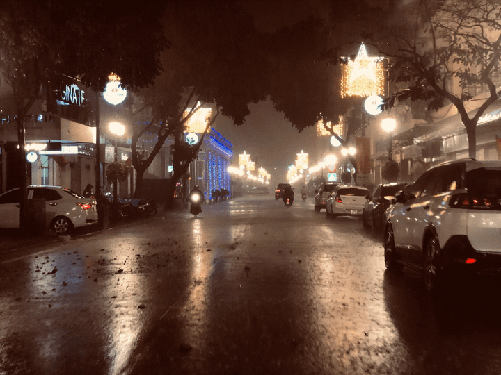 Hà Nội mưa xối xả đêm Giao thừa, phố biến thành sông, các điểm vui chơi vắng hoe - 2