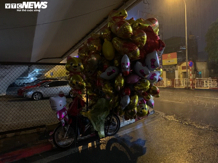 TRỰC TIẾP: Người dân đổ về điểm bắn pháo hoa đón Giao thừa năm mới Canh Tý - 28