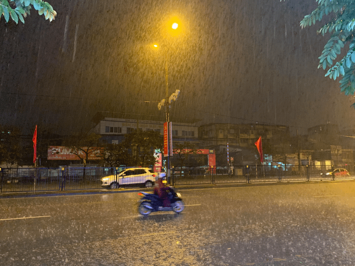 Hà Nội mưa xối xả đêm Giao thừa, phố biến thành sông, các điểm vui chơi vắng hoe - 3