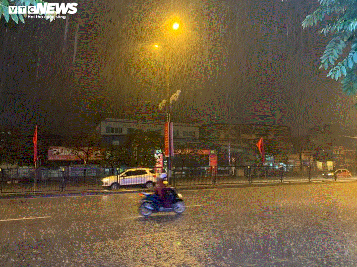 TRỰC TIẾP: Người dân đổ về điểm bắn pháo hoa đón Giao thừa năm mới Canh Tý - 27