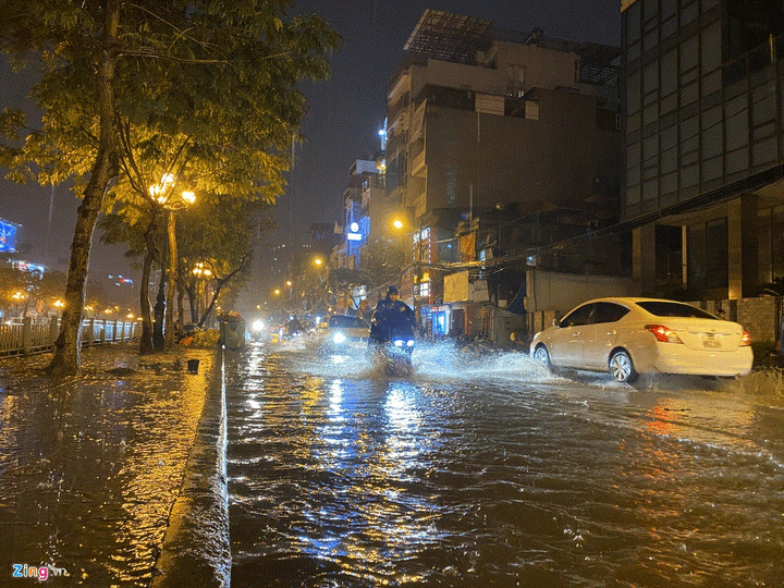 Hà Nội mưa xối xả đêm Giao thừa, phố biến thành sông, các điểm vui chơi vắng hoe - 4