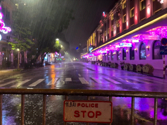 Hà Nội mưa xối xả đêm Giao thừa, phố biến thành sông, các điểm vui chơi vắng hoe - 5