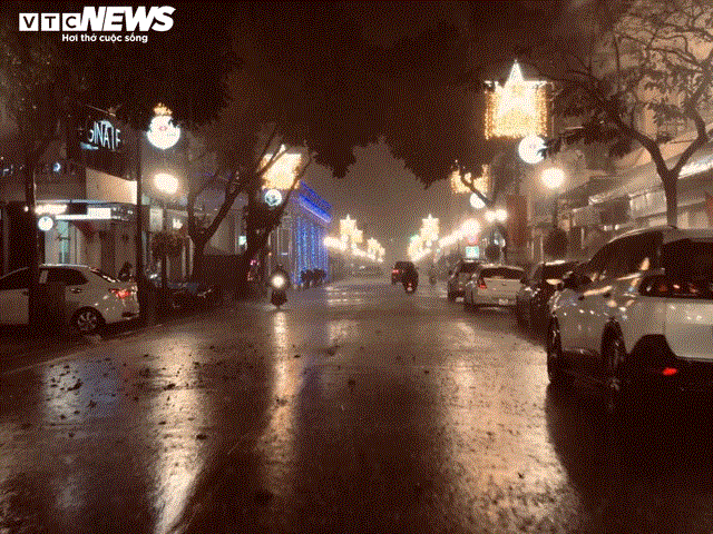 TRỰC TIẾP: Người dân đổ về điểm bắn pháo hoa đón Giao thừa năm mới Canh Tý - 19