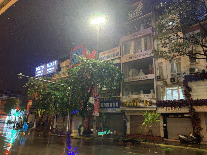 Hà Nội mưa xối xả đêm Giao thừa, phố biến thành sông, các điểm vui chơi vắng hoe - 9