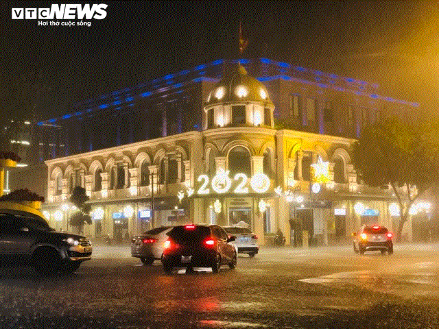 TRỰC TIẾP: Người dân đổ về điểm bắn pháo hoa đón Giao thừa năm mới Canh Tý - 20