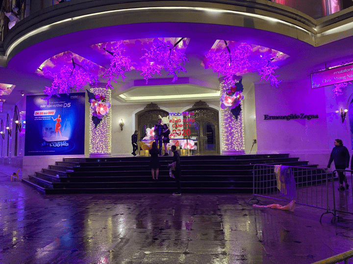 Hà Nội mưa xối xả đêm Giao thừa, phố biến thành sông, các điểm vui chơi vắng hoe - 8