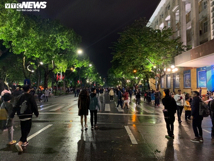 TRỰC TIẾP: Người dân đổ về điểm bắn pháo hoa đón Giao thừa năm mới Canh Tý - 10