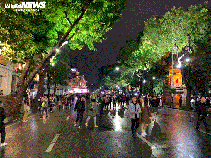 TRỰC TIẾP: Người dân đổ về điểm bắn pháo hoa đón Giao thừa năm mới Canh Tý - 9