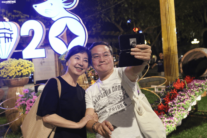 TRỰC TIẾP: Người dân đổ về điểm bắn pháo hoa đón Giao thừa năm mới Canh Tý - 31