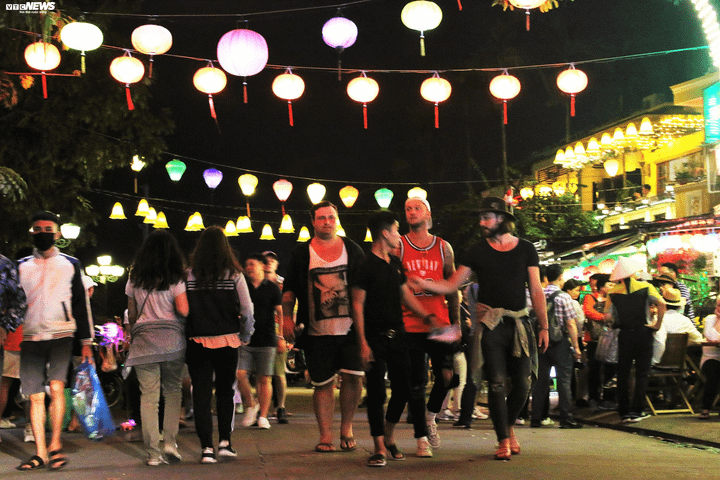 TRỰC TIẾP: Người dân đổ về điểm bắn pháo hoa đón Giao thừa năm mới Canh Tý - 32