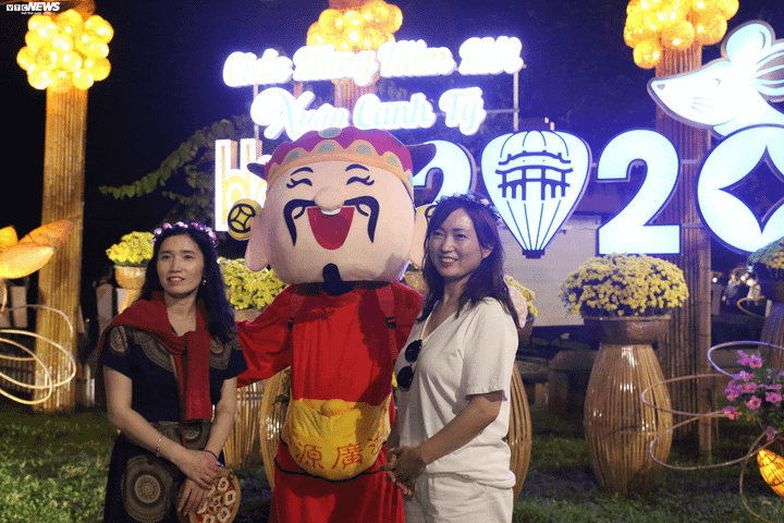 TRỰC TIẾP: Người dân đổ về điểm bắn pháo hoa đón Giao thừa năm mới Canh Tý - 30