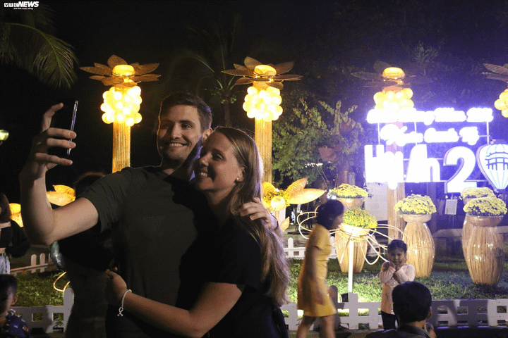 TRỰC TIẾP: Người dân đổ về điểm bắn pháo hoa đón Giao thừa năm mới Canh Tý - 29