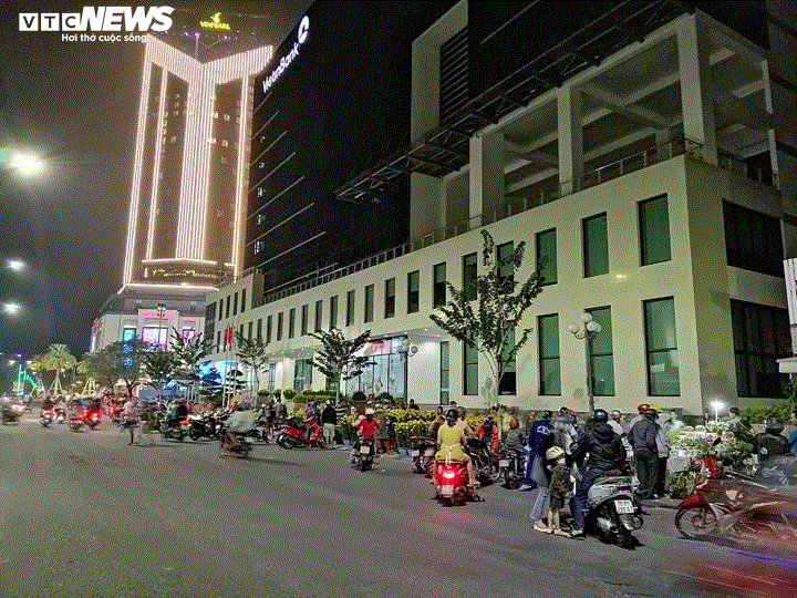 TRỰC TIẾP: Người dân đổ về điểm bắn pháo hoa đón Giao thừa năm mới Canh Tý - 43