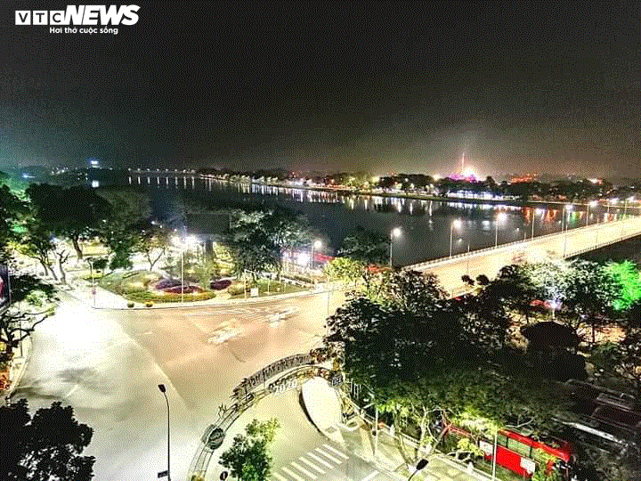 TRỰC TIẾP: Người dân đổ về điểm bắn pháo hoa đón Giao thừa năm mới Canh Tý - 42