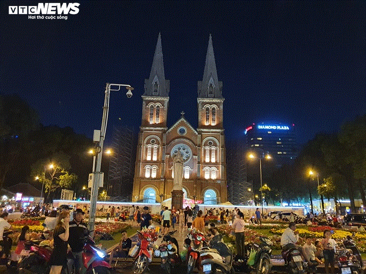 TRỰC TIẾP: Người dân đổ về điểm bắn pháo hoa đón Giao thừa năm mới Canh Tý - 34