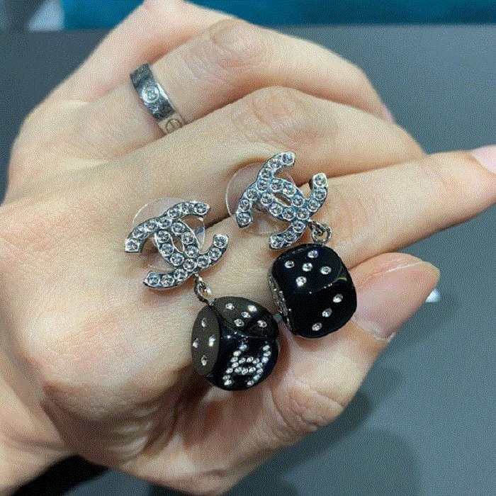 Midu, Hari Won mạnh tay sắm đồ hiệu diện Tết - 6