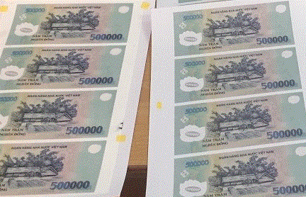 Bắt nhóm in tiền giả rồi mang đi mua ma túy - 2