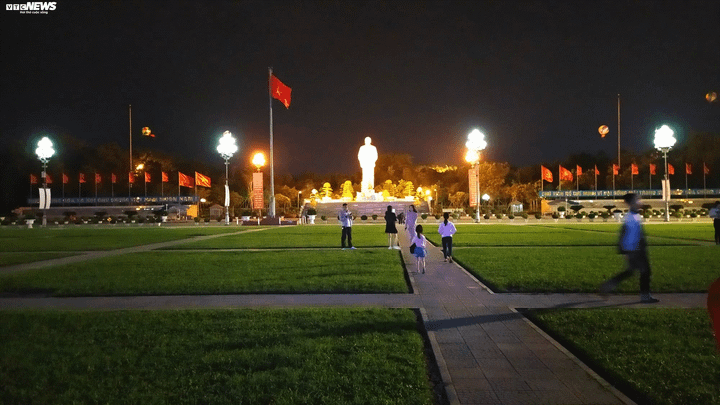 TRỰC TIẾP: Người dân đổ về điểm bắn pháo hoa đón Giao thừa năm mới Canh Tý - 44