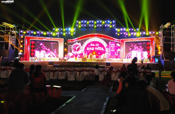 TRỰC TIẾP: Người dân đổ về điểm bắn pháo hoa đón Giao thừa năm mới Canh Tý - 45