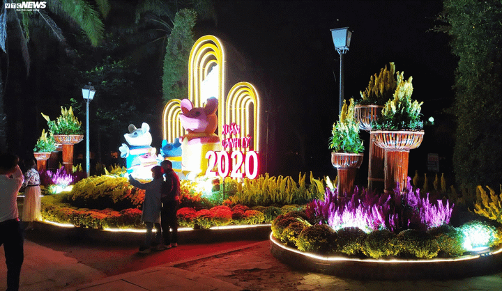 TRỰC TIẾP: Người dân đổ về điểm bắn pháo hoa đón Giao thừa năm mới Canh Tý - 46