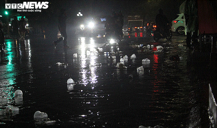 Ảnh: Đêm Giao thừa mưa như trút nước, các nữ lao công lại gồng mình dọn rác - 1