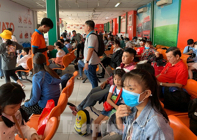 Mùng 1 Tết, bến xe miền Tây đông kín người đổ về quê - 1