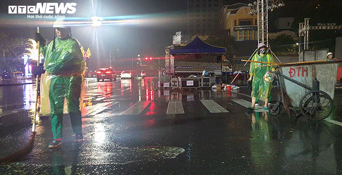 Ảnh: Đêm Giao thừa mưa như trút nước, các nữ lao công lại gồng mình dọn rác - 10