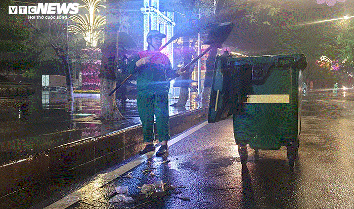 Ảnh: Đêm Giao thừa mưa như trút nước, các nữ lao công lại gồng mình dọn rác - 11
