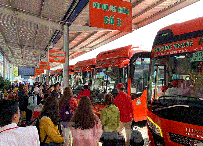 Mùng 1 Tết, bến xe miền Tây đông kín người đổ về quê - 11