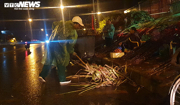 Ảnh: Đêm Giao thừa mưa như trút nước, các nữ lao công lại gồng mình dọn rác - 12