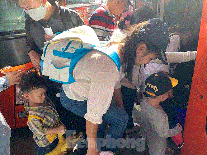 Mùng 1 Tết, bến xe miền Tây đông kín người đổ về quê - 13