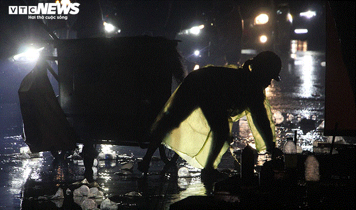 Ảnh: Đêm Giao thừa mưa như trút nước, các nữ lao công lại gồng mình dọn rác - 2