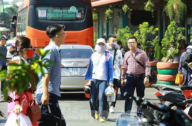 Mùng 1 Tết, bến xe miền Tây đông kín người đổ về quê - 2