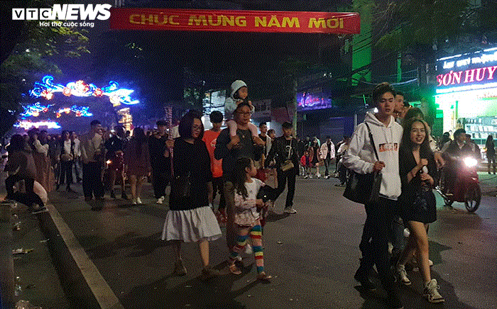 Những hình ảnh ấn tượng trong đêm giao thừa mừng năm mới Canh Tý 2020 - 15