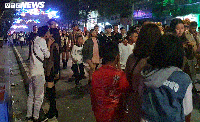 Những hình ảnh ấn tượng trong đêm giao thừa mừng năm mới Canh Tý 2020 - 12