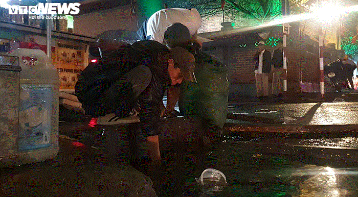 Ảnh: Đêm Giao thừa mưa như trút nước, các nữ lao công lại gồng mình dọn rác - 3
