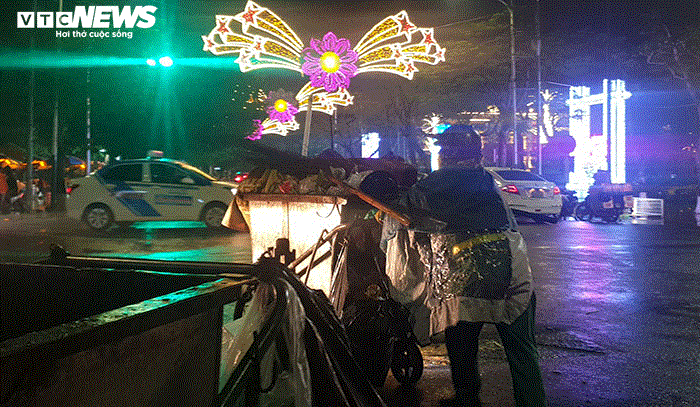 Ảnh: Đêm Giao thừa mưa như trút nước, các nữ lao công lại gồng mình dọn rác - 4