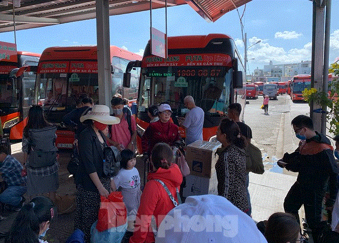 Mùng 1 Tết, bến xe miền Tây đông kín người đổ về quê - 4