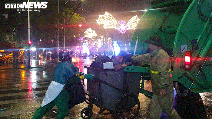 Ảnh: Đêm Giao thừa mưa như trút nước, các nữ lao công lại gồng mình dọn rác - 7