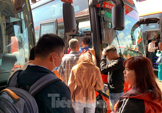 Mùng 1 Tết, bến xe miền Tây đông kín người đổ về quê - 5