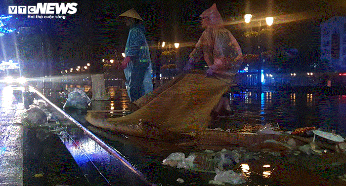 Ảnh: Đêm Giao thừa mưa như trút nước, các nữ lao công lại gồng mình dọn rác - 5