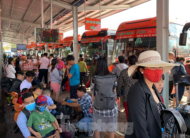 Mùng 1 Tết, bến xe miền Tây đông kín người đổ về quê - 6