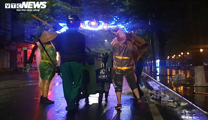 Ảnh: Đêm Giao thừa mưa như trút nước, các nữ lao công lại gồng mình dọn rác - 6