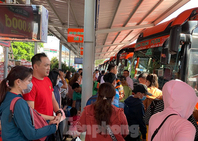 Mùng 1 Tết, bến xe miền Tây đông kín người đổ về quê - 7
