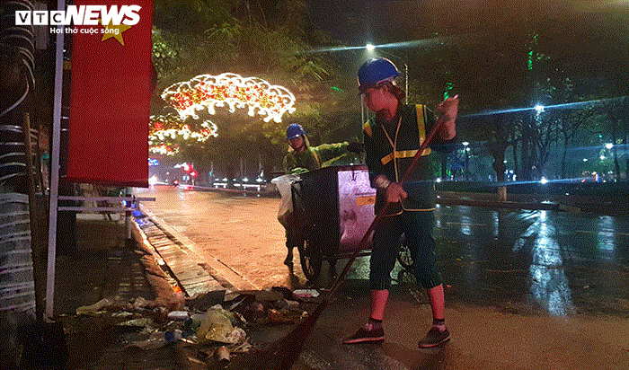 Ảnh: Đêm Giao thừa mưa như trút nước, các nữ lao công lại gồng mình dọn rác - 8