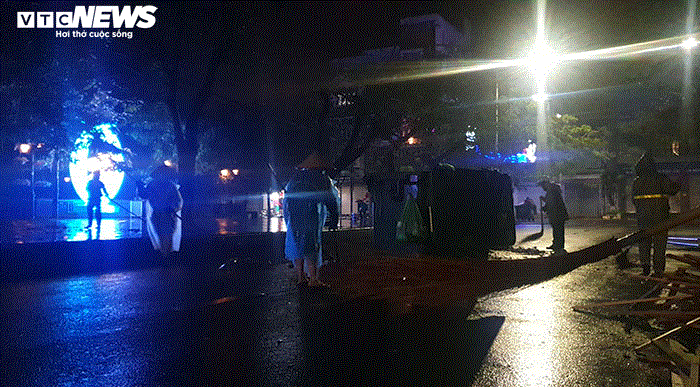 Ảnh: Đêm Giao thừa mưa như trút nước, các nữ lao công lại gồng mình dọn rác - 9